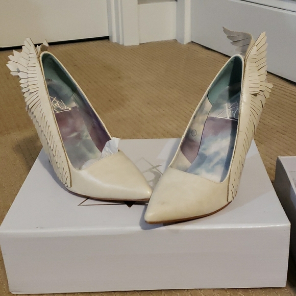 SOLD YRU heels with wings - Picture 1 of 4